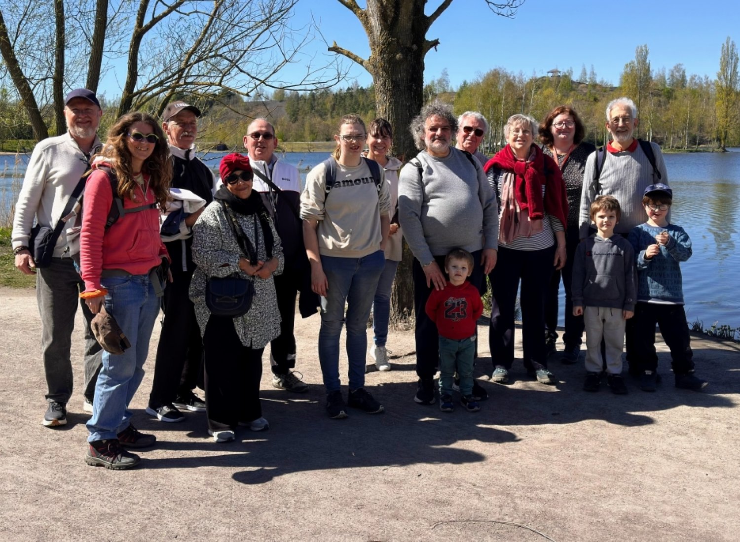 Une partie de l'équipe du Secours Catholique DOPS au terril des Argales
